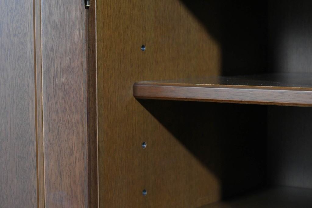 中古　美品　maruni(マルニ木工)　地中海ロイヤルシリーズ(ROYAL)　ガラス扉がアクセントになる落ち着いた佇まいのサイドボード　定価約55万円　(R-085691)