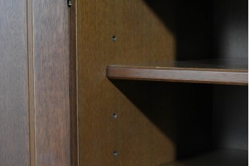 中古　美品　maruni(マルニ木工)　地中海ロイヤルシリーズ(ROYAL)　ガラス扉がアクセントになる落ち着いた佇まいのサイドボード　定価約55万円　(R-085691)