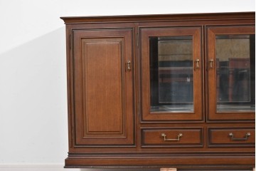 中古　美品　maruni(マルニ木工)　地中海ロイヤルシリーズ(ROYAL)　ガラス扉がアクセントになる落ち着いた佇まいのサイドボード　定価約55万円　(R-085691)