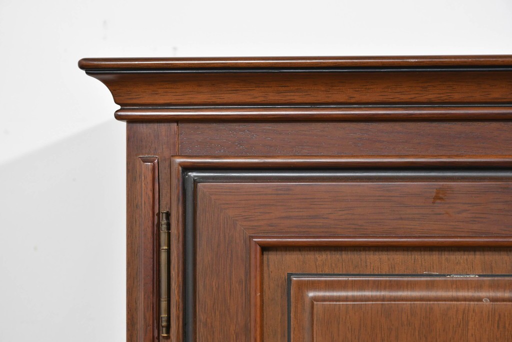 中古　美品　maruni(マルニ木工)　地中海ロイヤルシリーズ(ROYAL)　ガラス扉がアクセントになる落ち着いた佇まいのサイドボード　定価約55万円　(R-085691)