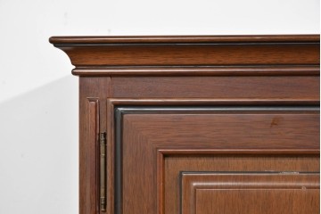 中古　美品　maruni(マルニ木工)　地中海ロイヤルシリーズ(ROYAL)　ガラス扉がアクセントになる落ち着いた佇まいのサイドボード　定価約55万円　(R-085691)