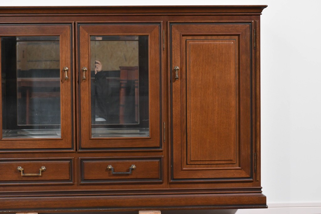 中古　美品　maruni(マルニ木工)　地中海ロイヤルシリーズ(ROYAL)　ガラス扉がアクセントになる落ち着いた佇まいのサイドボード　定価約55万円　(R-085691)