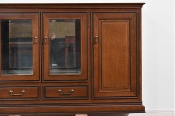 中古　美品　maruni(マルニ木工)　地中海ロイヤルシリーズ(ROYAL)　ガラス扉がアクセントになる落ち着いた佇まいのサイドボード　定価約55万円　(R-085691)