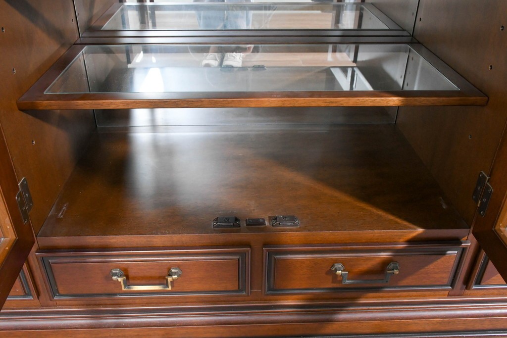 中古　美品　maruni(マルニ木工)　地中海ロイヤルシリーズ(ROYAL)　ガラス扉がアクセントになる落ち着いた佇まいのサイドボード　定価約55万円　(R-085691)