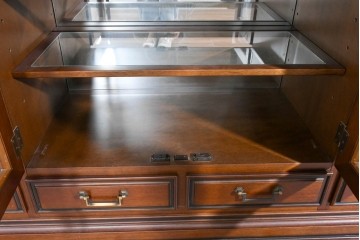 中古　美品　maruni(マルニ木工)　地中海ロイヤルシリーズ(ROYAL)　ガラス扉がアクセントになる落ち着いた佇まいのサイドボード　定価約55万円　(R-085691)