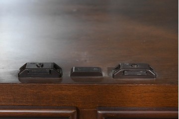 中古　美品　maruni(マルニ木工)　地中海ロイヤルシリーズ(ROYAL)　ガラス扉がアクセントになる落ち着いた佇まいのサイドボード　定価約55万円　(R-085691)