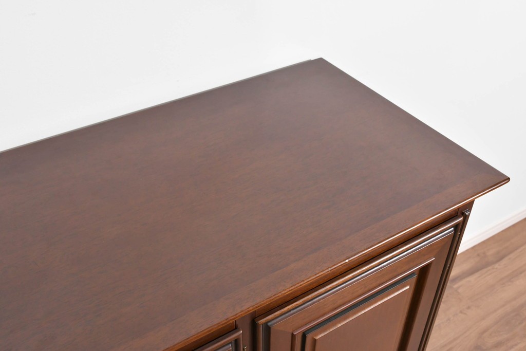 中古　美品　maruni(マルニ木工)　地中海ロイヤルシリーズ(ROYAL)　ガラス扉がアクセントになる落ち着いた佇まいのサイドボード　定価約55万円　(R-085691)