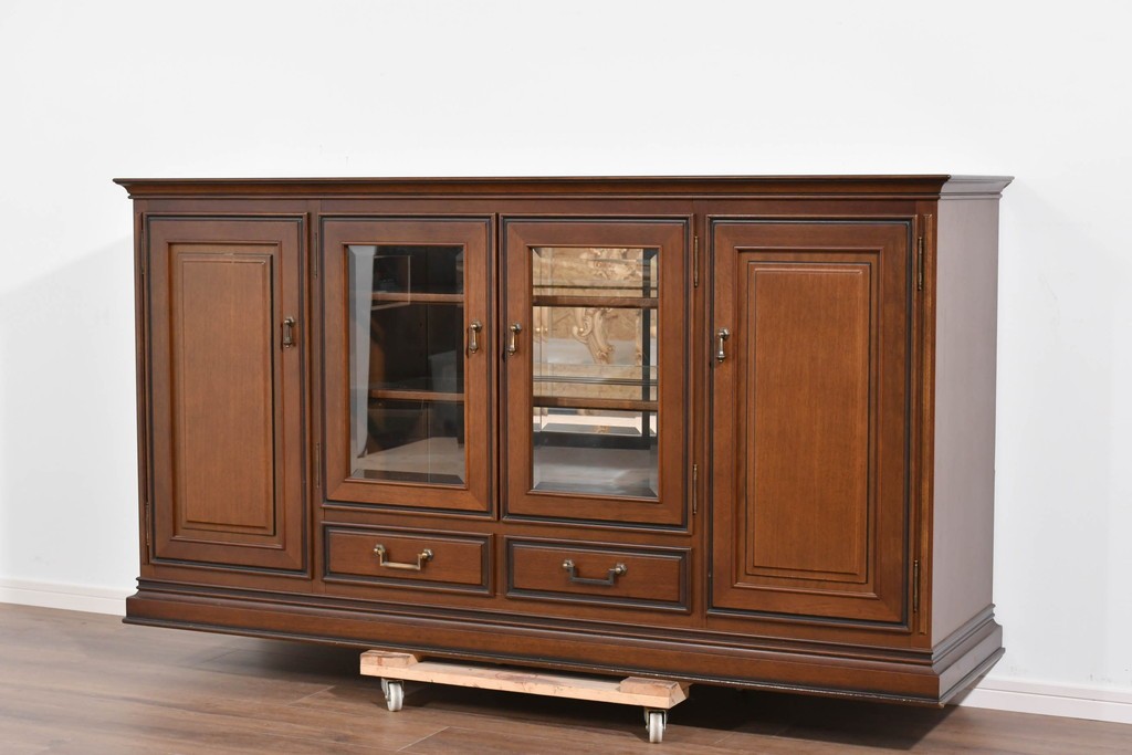 中古　美品　maruni(マルニ木工)　地中海ロイヤルシリーズ(ROYAL)　ガラス扉がアクセントになる落ち着いた佇まいのサイドボード　定価約55万円　(R-085691)