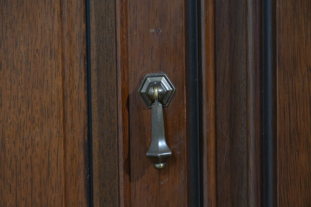 中古　美品　maruni(マルニ木工)　地中海ロイヤルシリーズ(ROYAL)　ガラス扉がアクセントになる落ち着いた佇まいのサイドボード　定価約55万円　(R-085691)