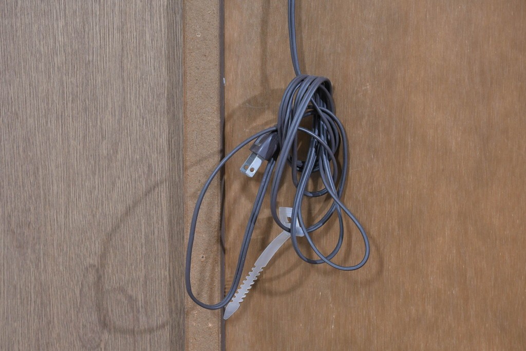 中古　美品　maruni(マルニ木工)　地中海ロイヤルシリーズ(ROYAL)　ガラス扉がアクセントになる落ち着いた佇まいのサイドボード　定価約55万円　(R-085691)