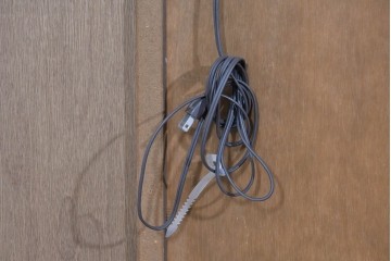 中古　美品　maruni(マルニ木工)　地中海ロイヤルシリーズ(ROYAL)　ガラス扉がアクセントになる落ち着いた佇まいのサイドボード　定価約55万円　(R-085691)