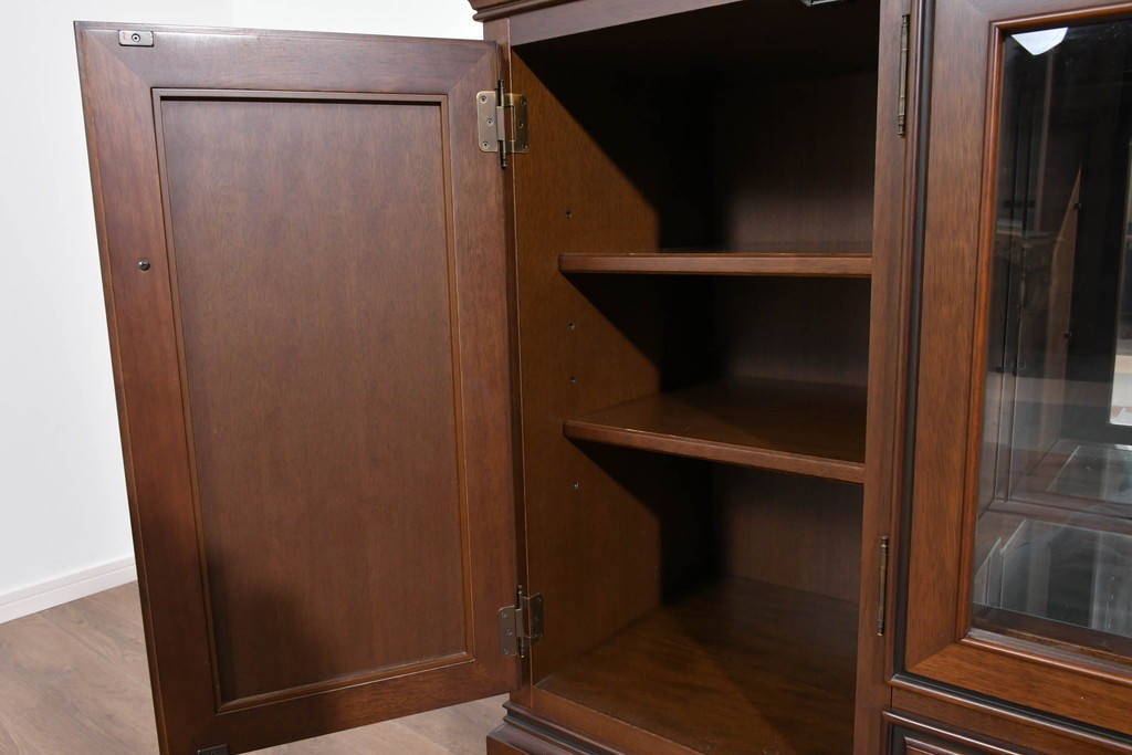 中古　美品　maruni(マルニ木工)　地中海ロイヤルシリーズ(ROYAL)　ガラス扉がアクセントになる落ち着いた佇まいのサイドボード　定価約55万円　(R-085691)