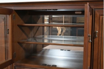 中古　美品　maruni(マルニ木工)　地中海ロイヤルシリーズ(ROYAL)　ガラス扉がアクセントになる落ち着いた佇まいのサイドボード　定価約55万円　(R-085691)