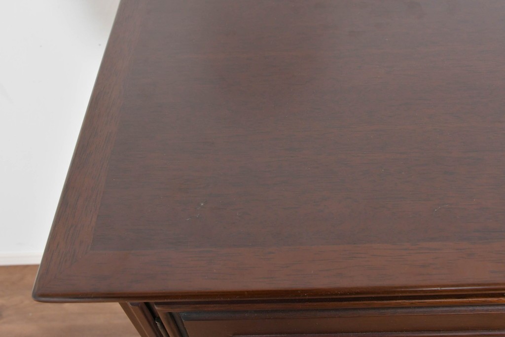 中古　美品　maruni(マルニ木工)　地中海ロイヤルシリーズ(ROYAL)　ガラス扉がアクセントになる落ち着いた佇まいのサイドボード　定価約55万円　(R-085691)