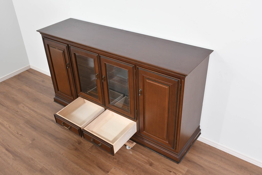 中古　美品　maruni(マルニ木工)　地中海ロイヤルシリーズ(ROYAL)　ガラス扉がアクセントになる落ち着いた佇まいのサイドボード　定価約55万円　(R-085691)