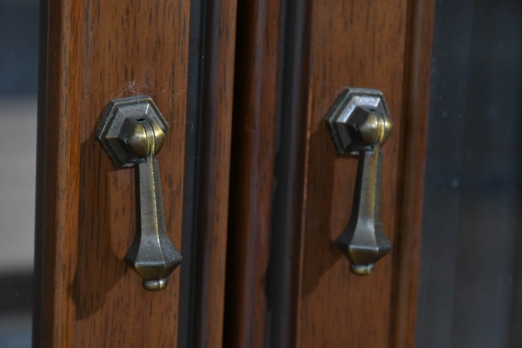 中古　美品　maruni(マルニ木工)　地中海ロイヤルシリーズ(ROYAL)　ガラス扉がアクセントになる落ち着いた佇まいのサイドボード　定価約55万円　(R-085691)