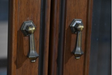 中古　美品　maruni(マルニ木工)　地中海ロイヤルシリーズ(ROYAL)　ガラス扉がアクセントになる落ち着いた佇まいのサイドボード　定価約55万円　(R-085691)