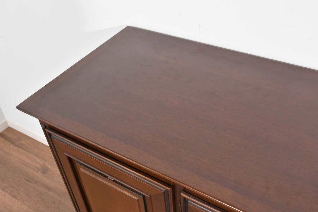 中古　美品　maruni(マルニ木工)　地中海ロイヤルシリーズ(ROYAL)　ガラス扉がアクセントになる落ち着いた佇まいのサイドボード　定価約55万円　(R-085691)