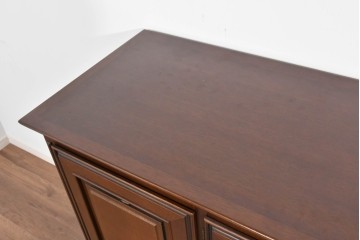 中古　美品　maruni(マルニ木工)　地中海ロイヤルシリーズ(ROYAL)　ガラス扉がアクセントになる落ち着いた佇まいのサイドボード　定価約55万円　(R-085691)