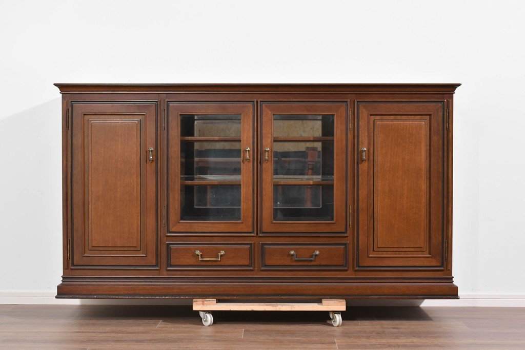 中古　美品　maruni(マルニ木工)　地中海ロイヤルシリーズ(ROYAL)　ガラス扉がアクセントになる落ち着いた佇まいのサイドボード　定価約55万円　(R-085691)