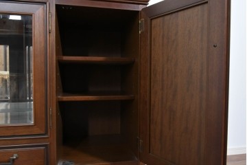 中古　美品　maruni(マルニ木工)　地中海ロイヤルシリーズ(ROYAL)　ガラス扉がアクセントになる落ち着いた佇まいのサイドボード　定価約55万円　(R-085691)