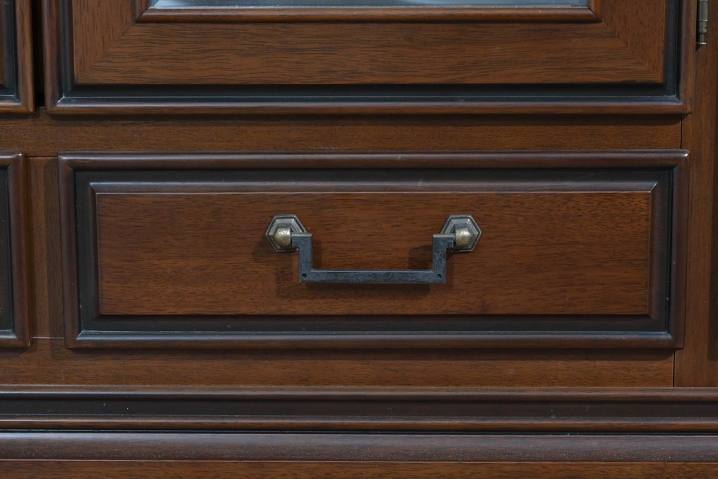 中古　美品　maruni(マルニ木工)　地中海ロイヤルシリーズ(ROYAL)　ガラス扉がアクセントになる落ち着いた佇まいのサイドボード　定価約55万円　(R-085691)