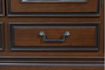 中古　美品　maruni(マルニ木工)　地中海ロイヤルシリーズ(ROYAL)　ガラス扉がアクセントになる落ち着いた佇まいのサイドボード　定価約55万円　(R-085691)