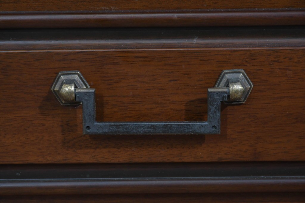 中古　美品　maruni(マルニ木工)　地中海ロイヤルシリーズ(ROYAL)　ガラス扉がアクセントになる落ち着いた佇まいのサイドボード　定価約55万円　(R-085691)