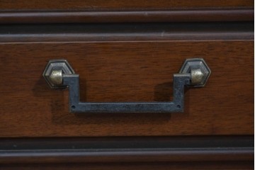 中古　美品　maruni(マルニ木工)　地中海ロイヤルシリーズ(ROYAL)　ガラス扉がアクセントになる落ち着いた佇まいのサイドボード　定価約55万円　(R-085691)