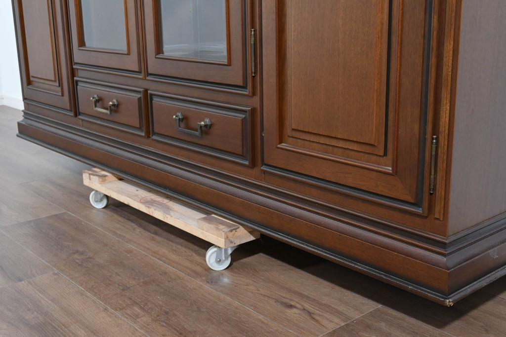 中古　美品　maruni(マルニ木工)　地中海ロイヤルシリーズ(ROYAL)　ガラス扉がアクセントになる落ち着いた佇まいのサイドボード　定価約55万円　(R-085691)