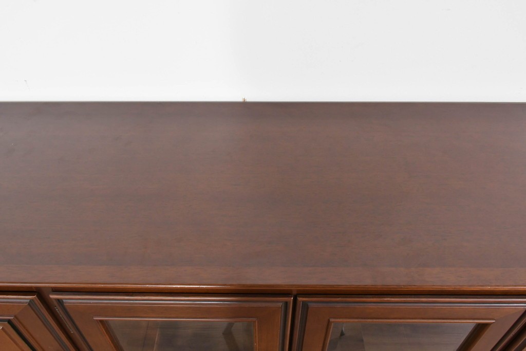 中古　美品　maruni(マルニ木工)　地中海ロイヤルシリーズ(ROYAL)　ガラス扉がアクセントになる落ち着いた佇まいのサイドボード　定価約55万円　(R-085691)