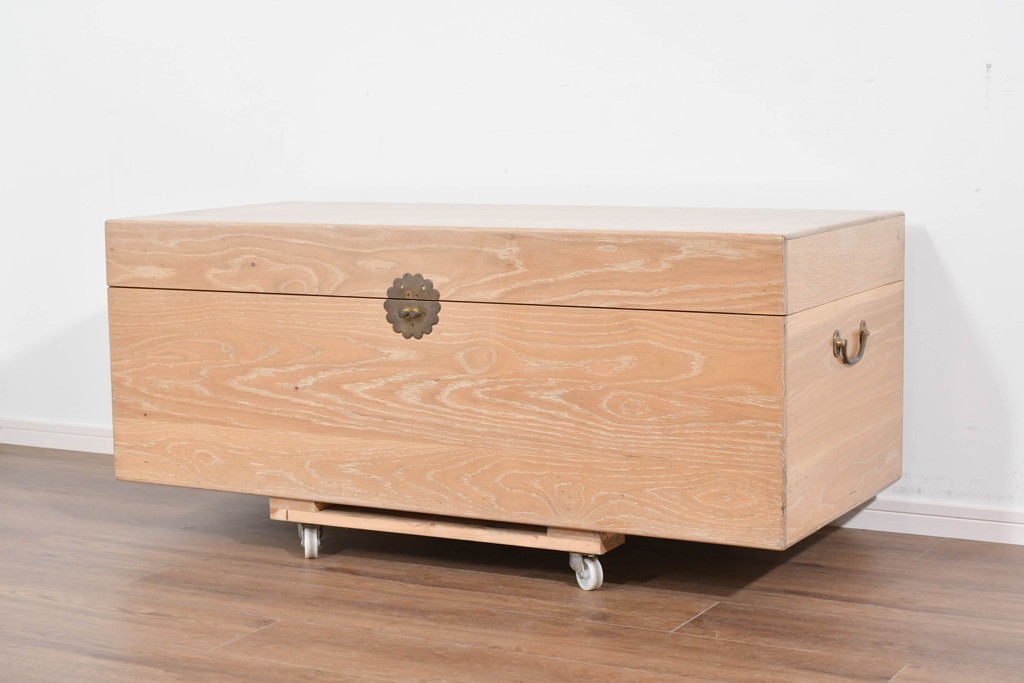 アジアンヴィンテージ　李朝デザイン　真鍮金具　重厚で上質な作りのローテーブルにもおすすめなブランケットボックス　(R-085692)