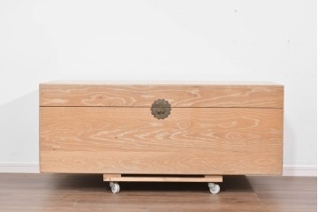 アジアンヴィンテージ　李朝デザイン　真鍮金具　重厚で上質な作りのローテーブルにもおすすめなブランケットボックス　(R-085692)