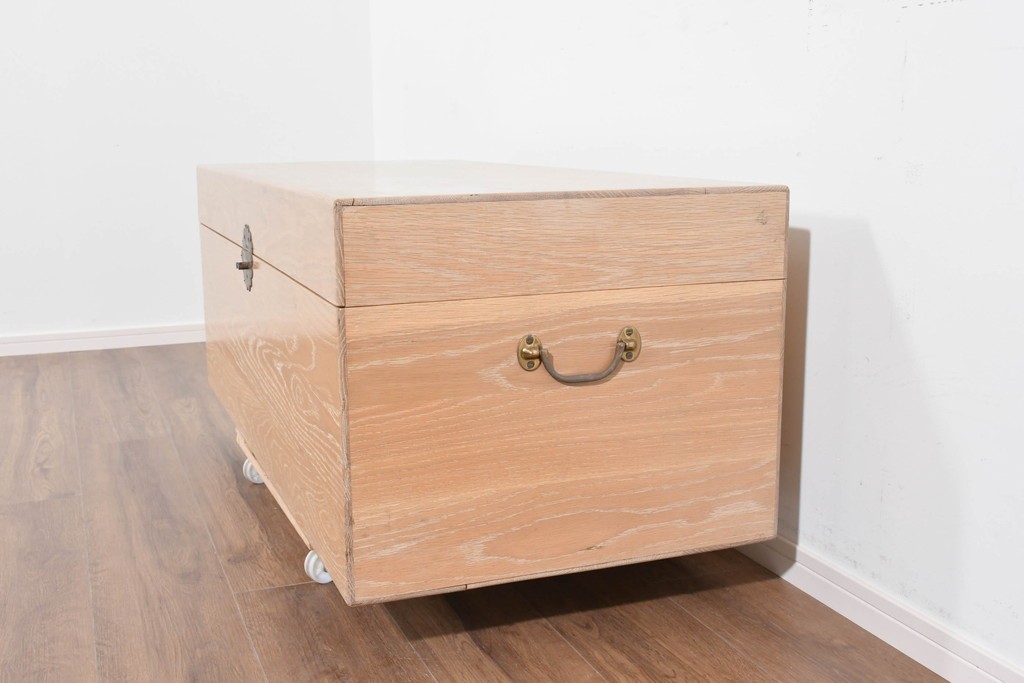 アジアンヴィンテージ　李朝デザイン　真鍮金具　重厚で上質な作りのローテーブルにもおすすめなブランケットボックス　(R-085692)