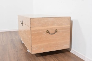 アジアンヴィンテージ　李朝デザイン　真鍮金具　重厚で上質な作りのローテーブルにもおすすめなブランケットボックス　(R-085692)