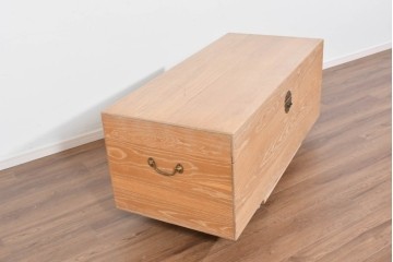 アジアンヴィンテージ　李朝デザイン　真鍮金具　重厚で上質な作りのローテーブルにもおすすめなブランケットボックス　(R-085692)