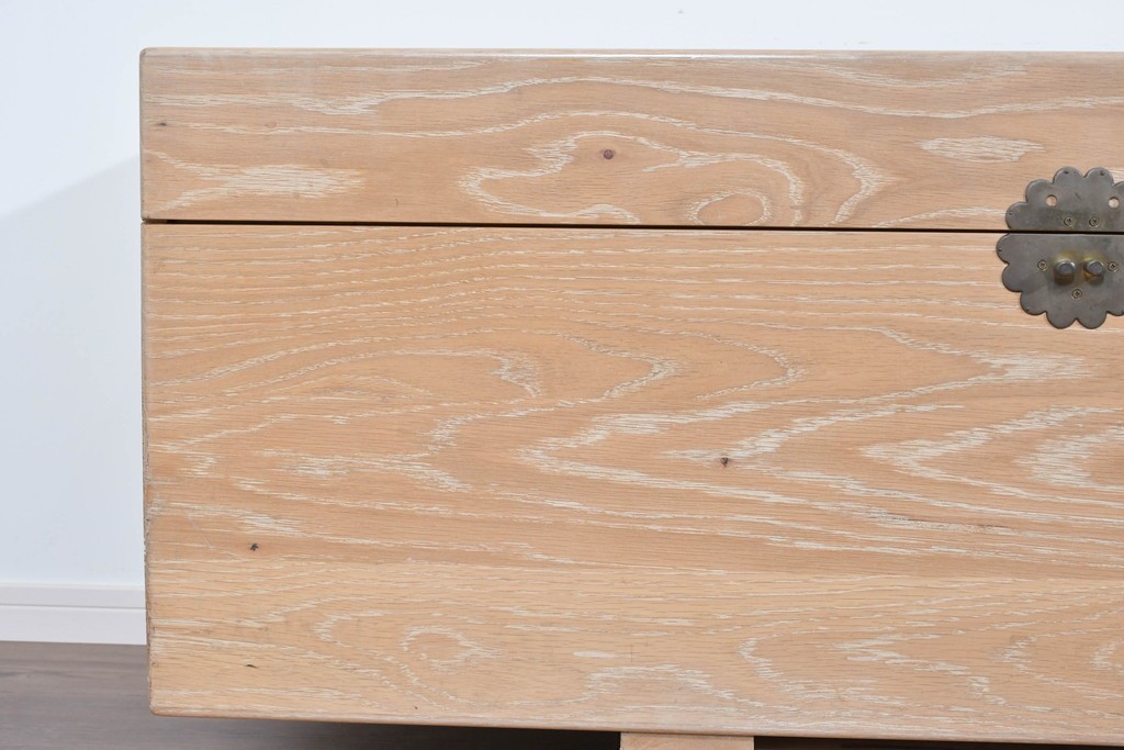 アジアンヴィンテージ　李朝デザイン　真鍮金具　重厚で上質な作りのローテーブルにもおすすめなブランケットボックス　(R-085692)