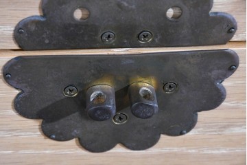 アジアンヴィンテージ　李朝デザイン　真鍮金具　重厚で上質な作りのローテーブルにもおすすめなブランケットボックス　(R-085692)