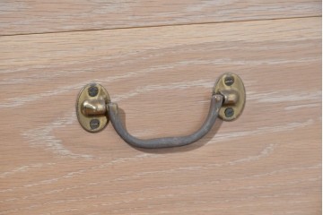 アジアンヴィンテージ　李朝デザイン　真鍮金具　重厚で上質な作りのローテーブルにもおすすめなブランケットボックス　(R-085692)