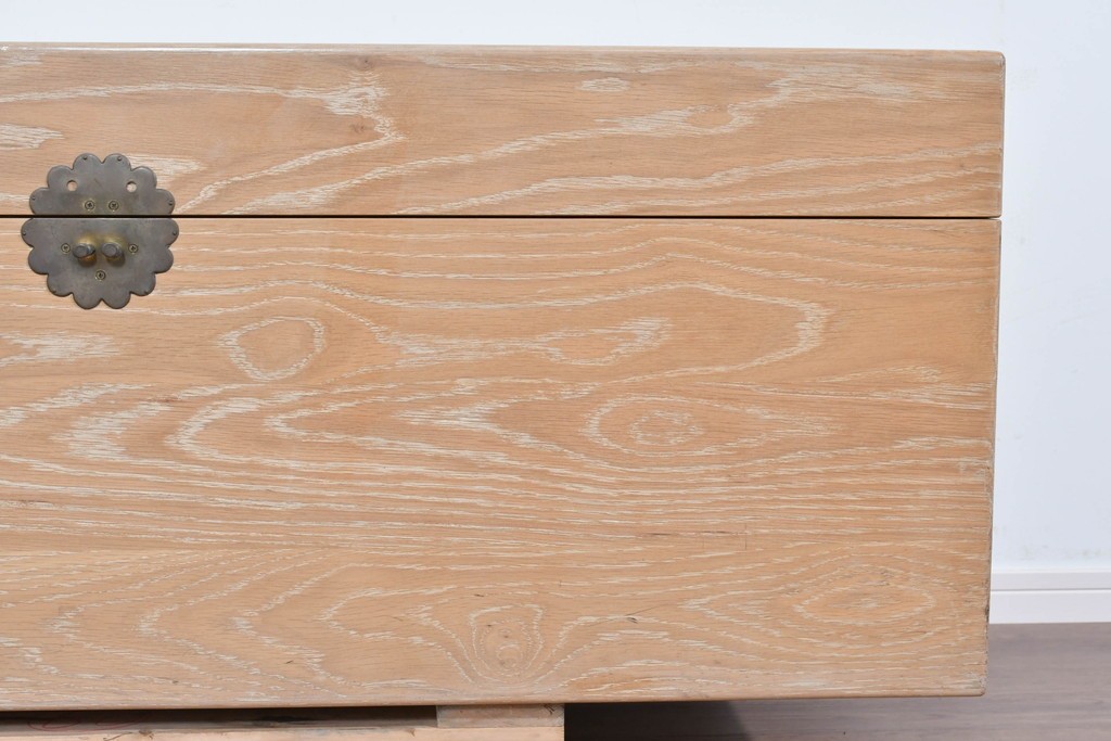 アジアンヴィンテージ　李朝デザイン　真鍮金具　重厚で上質な作りのローテーブルにもおすすめなブランケットボックス　(R-085692)