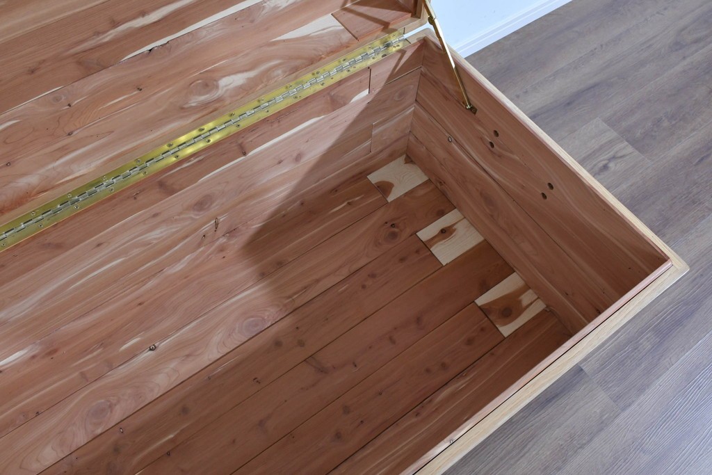 アジアンヴィンテージ　李朝デザイン　真鍮金具　重厚で上質な作りのローテーブルにもおすすめなブランケットボックス　(R-085692)