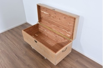 アジアンヴィンテージ　李朝デザイン　真鍮金具　重厚で上質な作りのローテーブルにもおすすめなブランケットボックス　(R-085692)