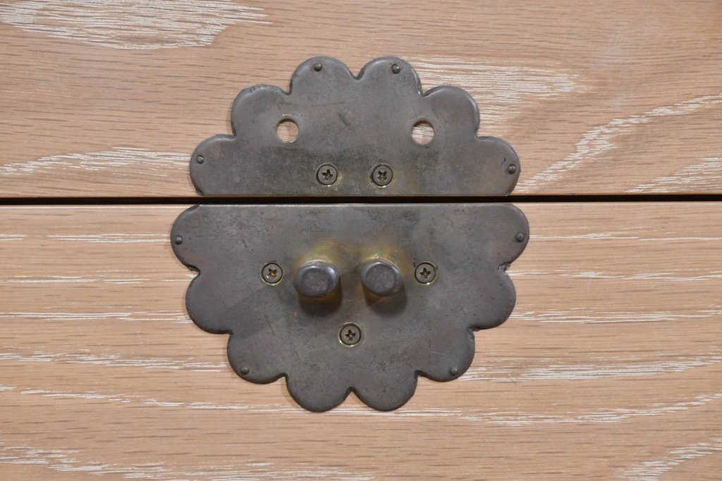 アジアンヴィンテージ　李朝デザイン　真鍮金具　重厚で上質な作りのローテーブルにもおすすめなブランケットボックス　(R-085692)