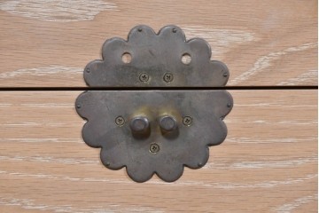 アジアンヴィンテージ　李朝デザイン　真鍮金具　重厚で上質な作りのローテーブルにもおすすめなブランケットボックス　(R-085692)