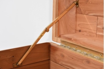 アジアンヴィンテージ　李朝デザイン　真鍮金具　重厚で上質な作りのローテーブルにもおすすめなブランケットボックス　(R-085692)