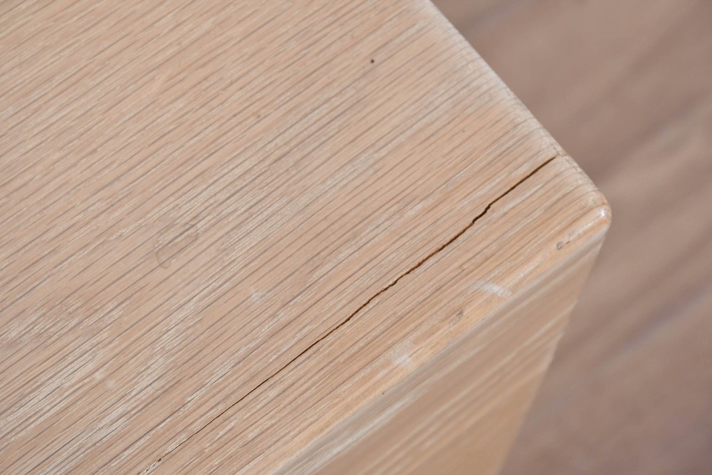 アジアンヴィンテージ　李朝デザイン　真鍮金具　重厚で上質な作りのローテーブルにもおすすめなブランケットボックス　(R-085692)