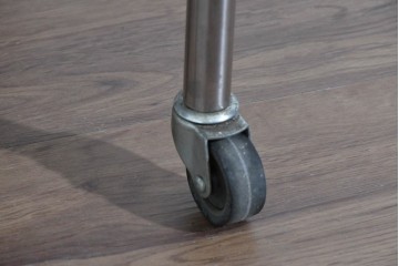 中古　シンプルで無駄のないデザインのキャスター付きステンレスワゴン　(R-085693)