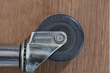 中古　シンプルで無駄のないデザインのキャスター付きステンレスワゴン　(R-085693)