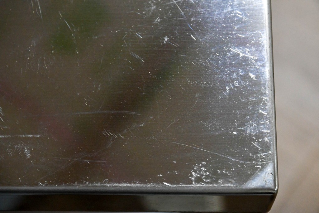 中古　シンプルで無駄のないデザインのキャスター付きステンレスワゴン　(R-085693)