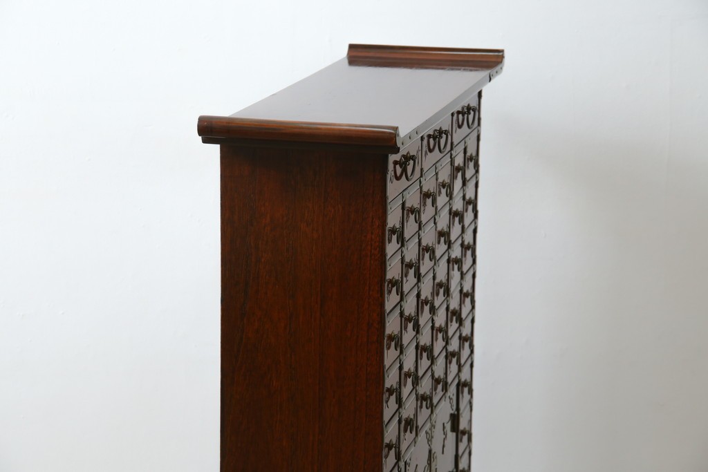 中古　アジア民芸家具　李朝デザイン　装飾性と機能性を兼ね備えた薬箪笥　(R-085694)